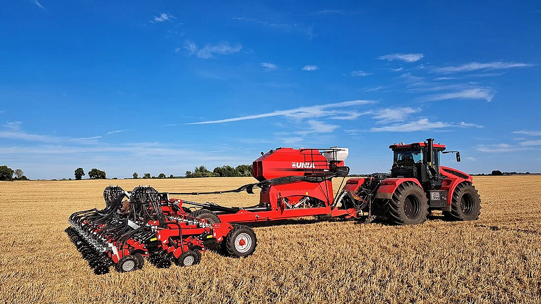 Unia NOTILLUX – siewnik do technologii No-Till podczas pracy na ściernisku.
